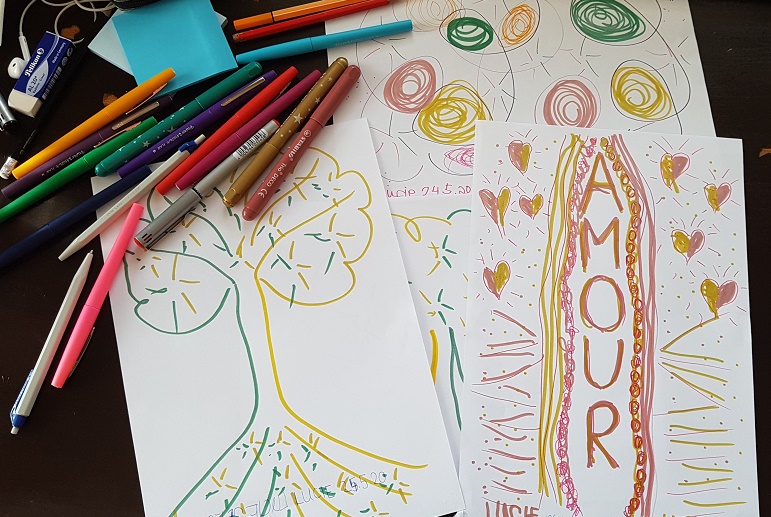 Read more about the article Double doodle play – draw with both hands